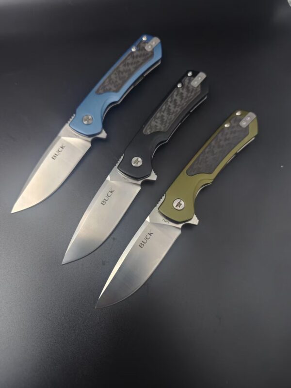 微信图片_20251028104153_129_1 Product Description The 714 Stinger is a sleek pocket knife, ready for reliable performance. The anodized aluminum handle with a carbon fiber inlay is reliable and modern, and the drop point D2 blade is great for everyday tasks. This knife has a blade flipper for quick, easy one-hand opening and a frame lock mechanism that safely and securely locks the blade in place. Other features include a deep carry, reversible pocket clip, and grip-enhancing jimping on the spine. The overall length of the Stinger is 7.25" (18.42 cm).