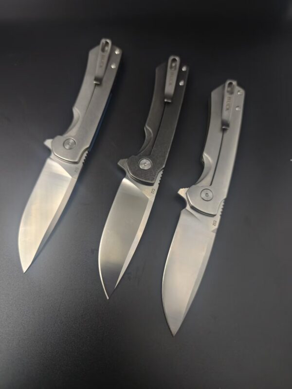 微信图片_20251028104154_130_1 Product Description The 714 Stinger is a sleek pocket knife, ready for reliable performance. The anodized aluminum handle with a carbon fiber inlay is reliable and modern, and the drop point D2 blade is great for everyday tasks. This knife has a blade flipper for quick, easy one-hand opening and a frame lock mechanism that safely and securely locks the blade in place. Other features include a deep carry, reversible pocket clip, and grip-enhancing jimping on the spine. The overall length of the Stinger is 7.25" (18.42 cm).