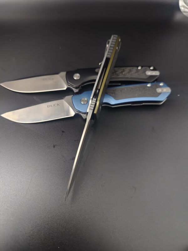 微信图片_20251028104155_131_1 Product Description The 714 Stinger is a sleek pocket knife, ready for reliable performance. The anodized aluminum handle with a carbon fiber inlay is reliable and modern, and the drop point D2 blade is great for everyday tasks. This knife has a blade flipper for quick, easy one-hand opening and a frame lock mechanism that safely and securely locks the blade in place. Other features include a deep carry, reversible pocket clip, and grip-enhancing jimping on the spine. The overall length of the Stinger is 7.25" (18.42 cm).