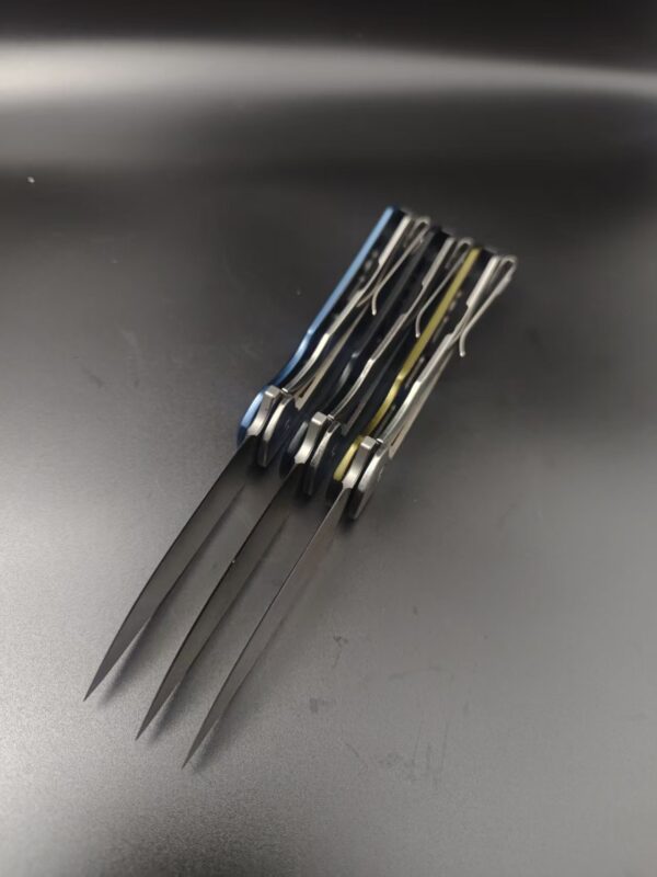 微信图片_20251028104156_132_1 Product Description The 714 Stinger is a sleek pocket knife, ready for reliable performance. The anodized aluminum handle with a carbon fiber inlay is reliable and modern, and the drop point D2 blade is great for everyday tasks. This knife has a blade flipper for quick, easy one-hand opening and a frame lock mechanism that safely and securely locks the blade in place. Other features include a deep carry, reversible pocket clip, and grip-enhancing jimping on the spine. The overall length of the Stinger is 7.25" (18.42 cm).