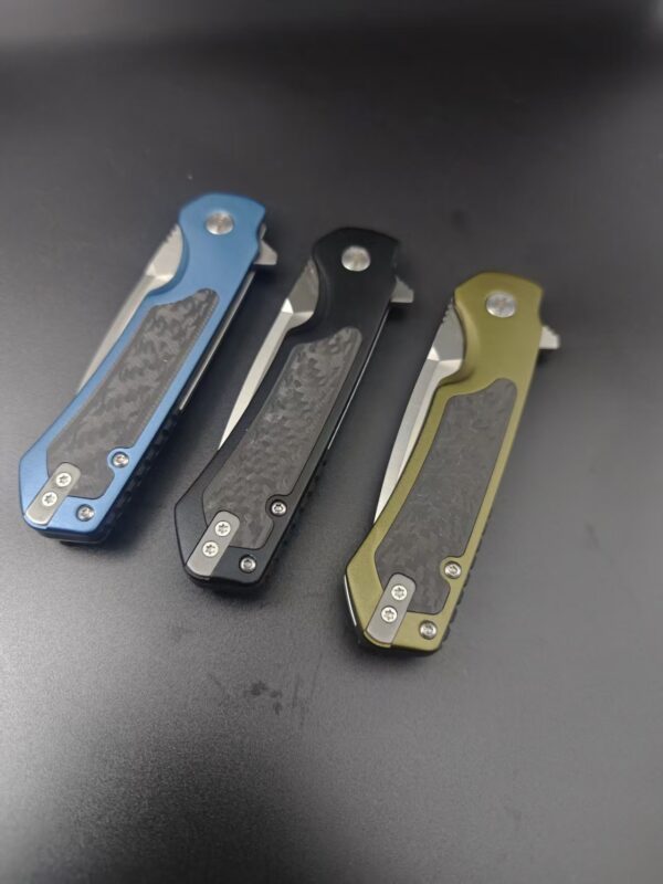 微信图片_20251028104157_133_1 Product Description The 714 Stinger is a sleek pocket knife, ready for reliable performance. The anodized aluminum handle with a carbon fiber inlay is reliable and modern, and the drop point D2 blade is great for everyday tasks. This knife has a blade flipper for quick, easy one-hand opening and a frame lock mechanism that safely and securely locks the blade in place. Other features include a deep carry, reversible pocket clip, and grip-enhancing jimping on the spine. The overall length of the Stinger is 7.25" (18.42 cm).