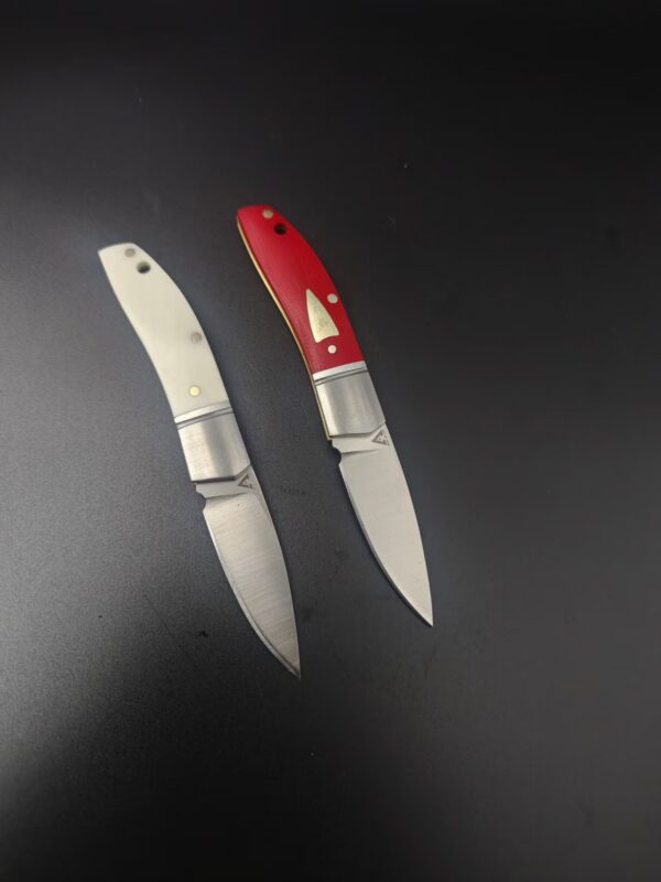 微信图片_20251028104220_152_1 Model/Item/Part - BG044. Begg - Mini Hunter Drop Point Slip Joint Knife Stainless Bolster Red Handles. 3.38" (8.59cm) closed. 2.38" (6.05cm) satin finish 14C28N Sandvik stainless drop point blade. Red G10 handle. Stainless bolster(s). Inlay shield. Black nylon zippered storage case. Boxed. Made in China. Specifications