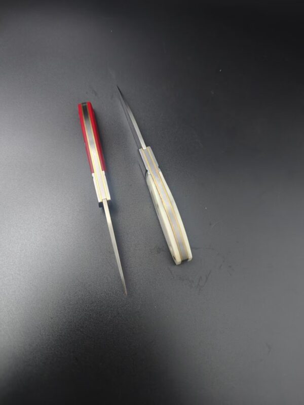 微信图片_20251028104221_153_1 Model/Item/Part - BG044. Begg - Mini Hunter Drop Point Slip Joint Knife Stainless Bolster Red Handles. 3.38" (8.59cm) closed. 2.38" (6.05cm) satin finish 14C28N Sandvik stainless drop point blade. Red G10 handle. Stainless bolster(s). Inlay shield. Black nylon zippered storage case. Boxed. Made in China. Specifications